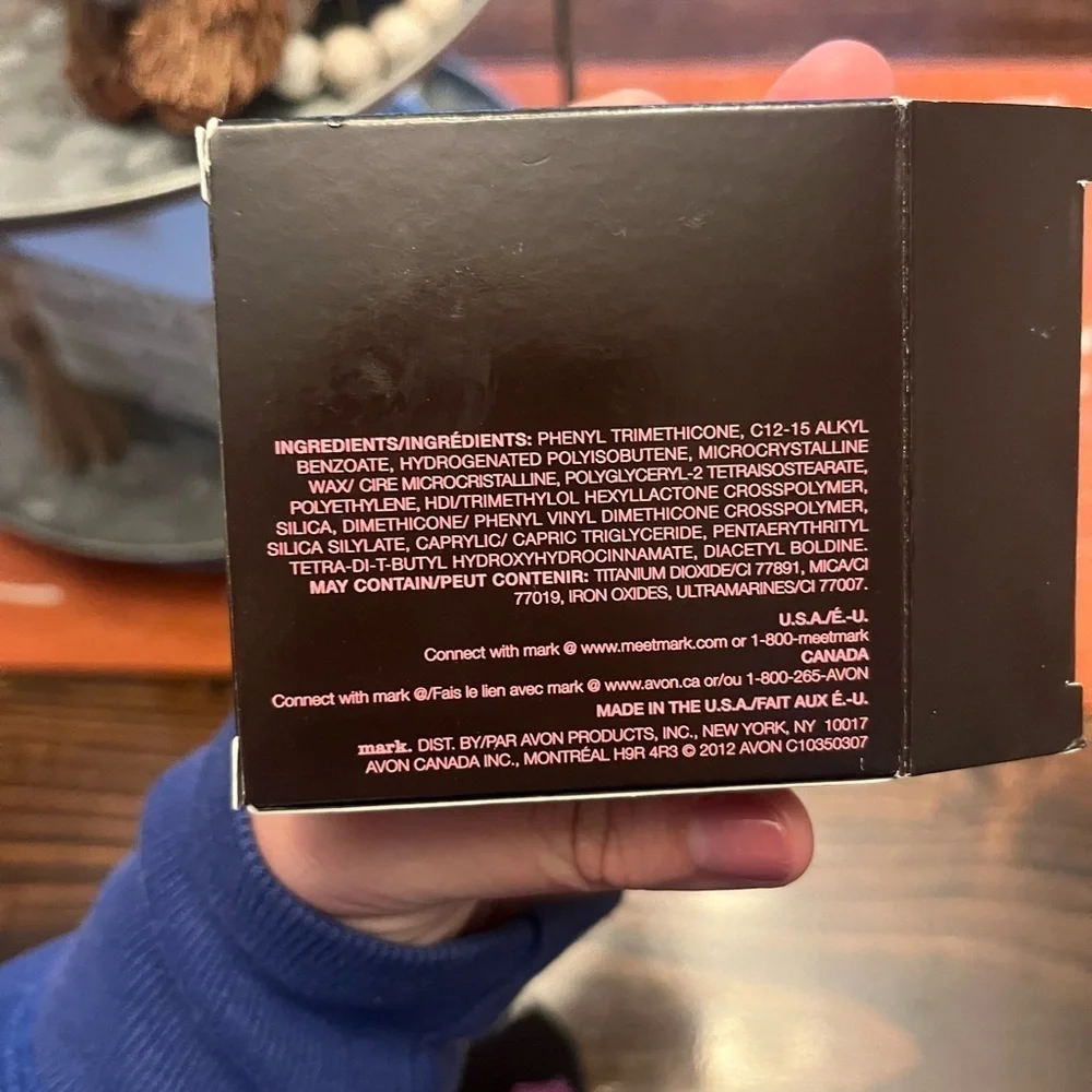 Avon mark. Min-A-Real Powder Foundation - Sleek Black Compact